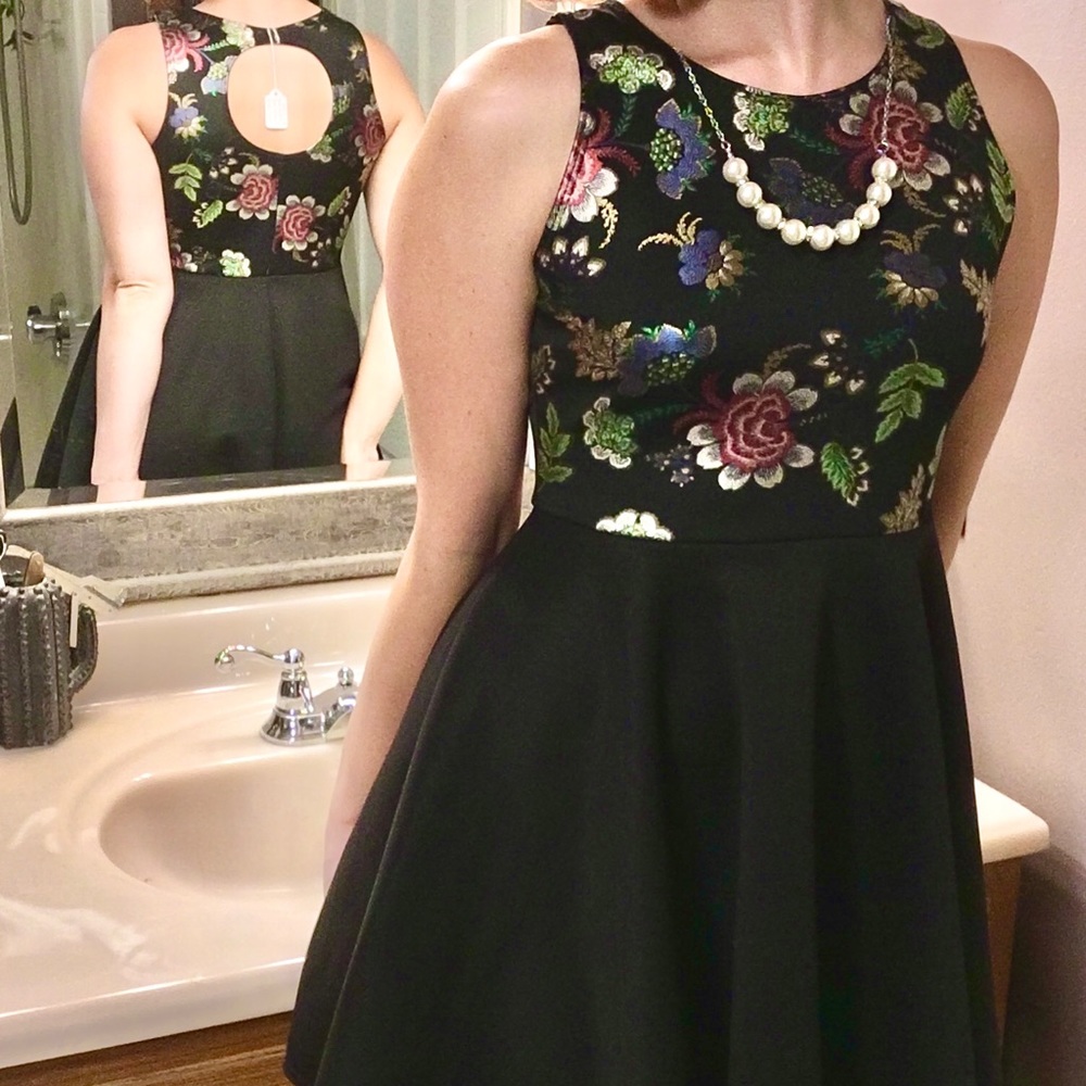 Metallic Floral Print Cocktail Dress & Faux Pearls - Picture 1 of 6